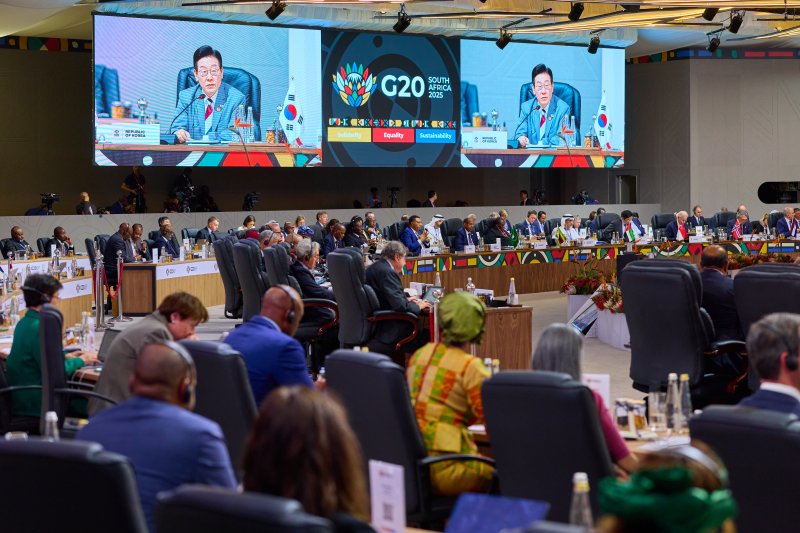 [요하네스버그=뉴시스] 최동준 기자 = 이재명 대통령이 22일(현지 시간) 남아프리카공화국 요하네스버그 엑스포 센터에서 열린 G20 정상회의 제1세션에서 발언하고 있다. (공동취재) 2025.11.22. photocdj@newsis.com