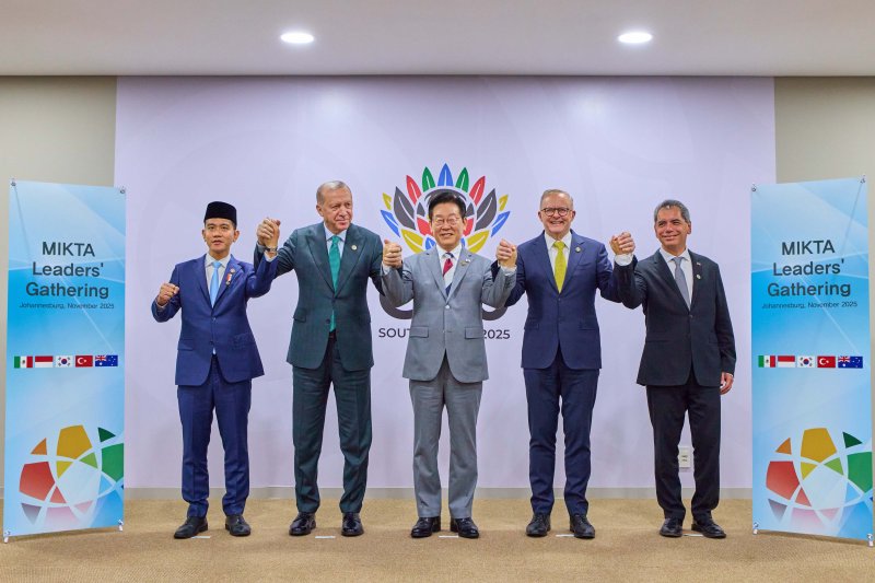 [요하네스버그=뉴시스] 최동준 기자 = 이재명 대통령이 22일(현지 시간) 남아프리카공화국 요하네스버그 엑스포 센터에서 열린 믹타(MIKTA) 정상회동에서 참석자들과 기념촬영을 하고 있다. 왼쪽부터 기브란 라카부밍 라카 인도네시아 부통령, 레젭 타입 에르도안 튀르키예 대통령, 이 대통령, 앤서니 앨버니지 호주 총리, 에드가르 아마도르 사모라 멕시코 재무부 장관. (공동취재) 2025.11.22. photocdj@newsis.com