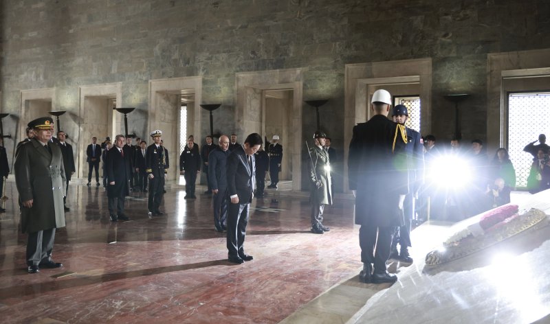 [앙카라=뉴시스] 최동준 기자 = 튀르키예를 국빈 방문 중인 이재명 대통령이 24일(현지 시간) 앙카라 아니트카비르에서 튀르키예의 국부 무스타파 케말 아타튀르크 묘소를 찾아 헌화 후 묵념하고 있다. 2025.11.24. photocdj@newsis.com