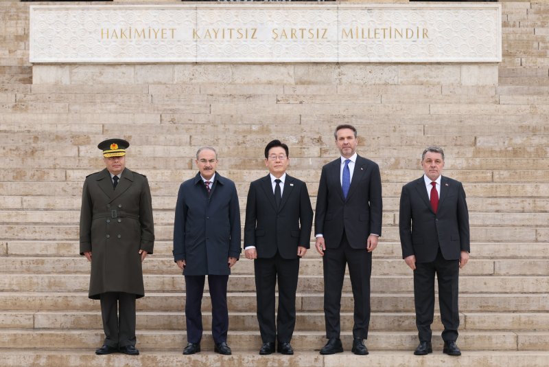 [앙카라=뉴시스] 최동준 기자 = 튀르키예를 국빈 방문 중인 이재명 대통령이 24일(현지 시간) 앙카라 아니트카비르에서 튀르키예의 국부 무스타파 케말 아타튀르크 묘소를 찾아 참배를 마치고 기념촬영을 하고 있다. 왼쪽부터 아이한 칼렌데르 중앙사령관, 누르살 차크르오울루 앙카라 부주지사, 이재명 대통령, 알파슬란 바이락타르 튀르키예 에너지천연자원부 장관, 파룩 쿄일뤼오울루 앙카라 부시장. 2025.11.24. photocdj@newsis.com
