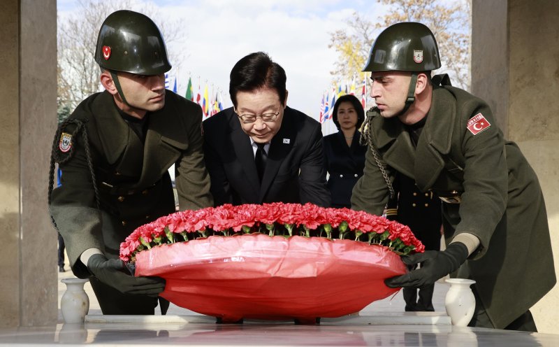 [앙카라=뉴시스] 최동준 기자 = 튀르키예를 국빈 방문 중인 이재명 대통령이 25일(현지 시간) 앙카라 한국 공원에 위치한 한국전 참전 기념탑을 찾아 헌화하고 있다. 2025.11.25. photocdj@newsis.com
