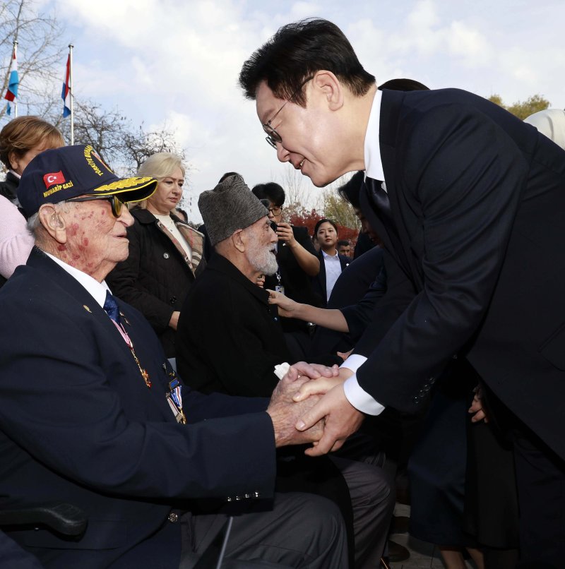 [앙카라=뉴시스] 최동준 기자 = 튀르키예를 국빈 방문 중인 이재명 대통령이 25일(현지 시간) 앙카라 한국 공원에 위치한 한국전 참전 기념탑을 찾아 참배한 뒤 한국전 참전 용사들과 인사하고 있다. 2025.11.25. photocdj@newsis.com