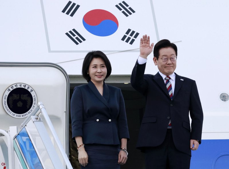 [앙카라=뉴시스] 최동준 기자 = 튀르키예 국빈 방문 일정을 마친 이재명 대통령과 김혜경 여사가 25일(현지 시간) 앙카라 에센보아 국제공항에서 공군 1호기에 올라 인사하고 있다. 2025.11.25. photocdj@newsis.com