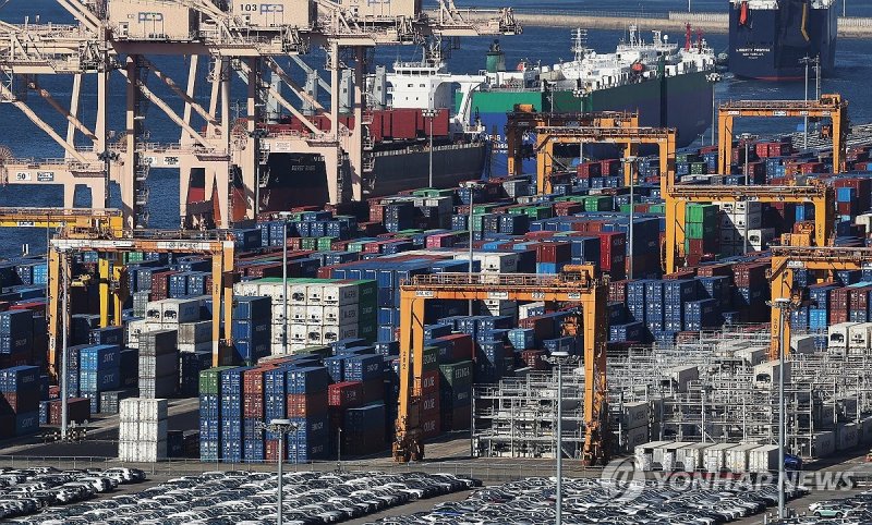 경기도 평택항에 쌓여있는 컨테이너 (출처=연합뉴스)