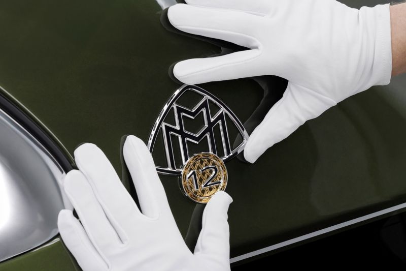 메르세데스-마이바흐 V12 에디션 전용 엠블럼. 메르세데스-벤츠 코리아 제공.