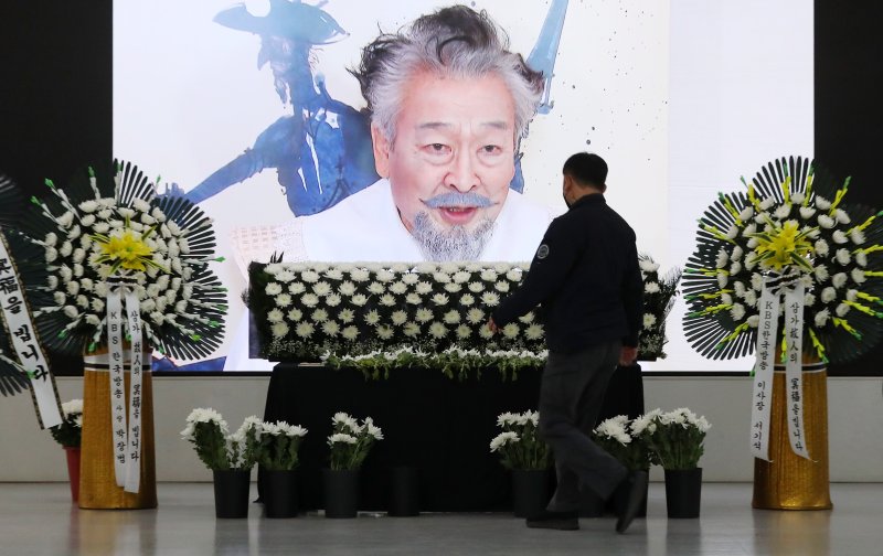 김성은, 결혼식 주례 봐준 故이순재 추모 "가족 지탱"