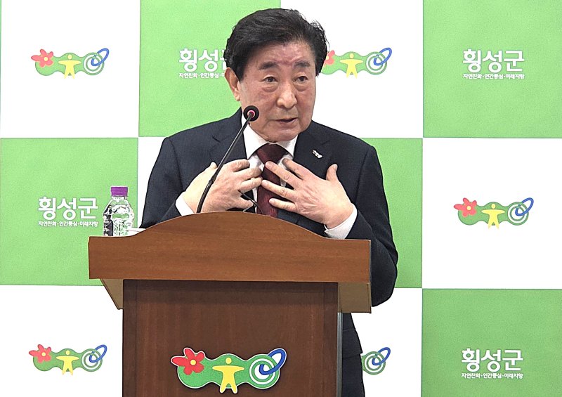 김명기 횡성군수. 김 군수는 26일 입장문을 내고 원주시장의 통합안에 강력 반발했다. 뉴시스