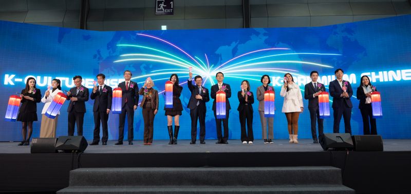 한국무역협회(KITA)가 26일 서울 강남구 삼성동 코엑스에서 '제18회 코리아 그랜드 소싱페어(Korea Grand Sourcing Fair 2025)'를 개최한 가운데, 윤진식 한국무역협회 회장(왼쪽 여덟번째)과 강감찬 산업통상부 무역투자실장(왼쪽 아홉번째) 등 주요 참석 인사들이 개막식에서 기념촬영을 하고 있다. 사진=한국무역협회 제공