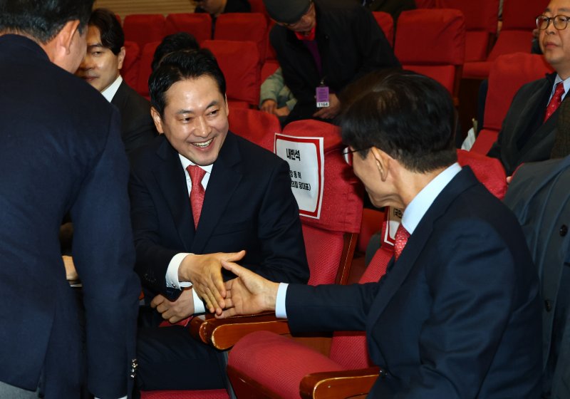 [서울=뉴시스] 김명년 기자 = 장동혁 국민의힘 대표가 26일 오전 서울 여의도 국회 의원회관에서 열린 '1905-1945 독립외교 40년 이승만의 외로운 투쟁' 시사회에서 김문수 전 대선후보와 악수하고 있다. 2025.11.26. kmn@newsis.com