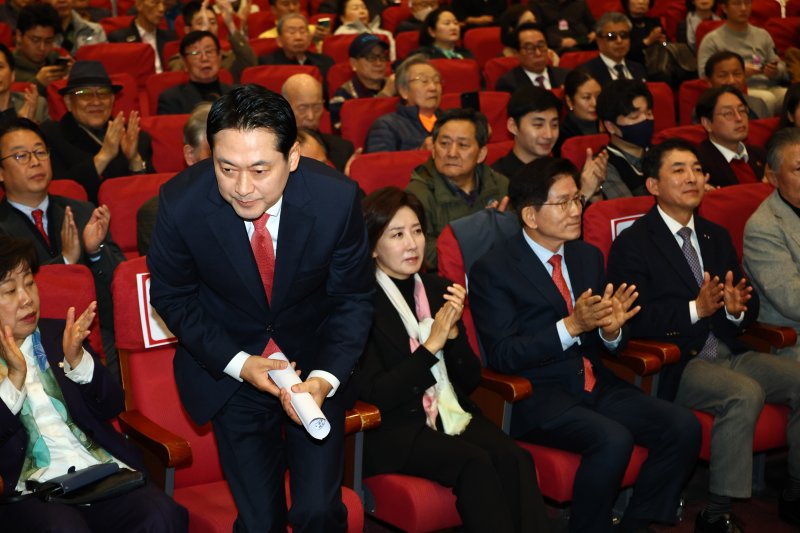 [서울=뉴시스] 김명년 기자 = 장동혁 국민의힘 대표가 26일 오전 서울 여의도 국회 의원회관에서 열린 '1905-1945 독립외교 40년 이승만의 외로운 투쟁' 시사회에서 축사를 하기 위해 이동하고 있다. 2025.11.26. kmn@newsis.com