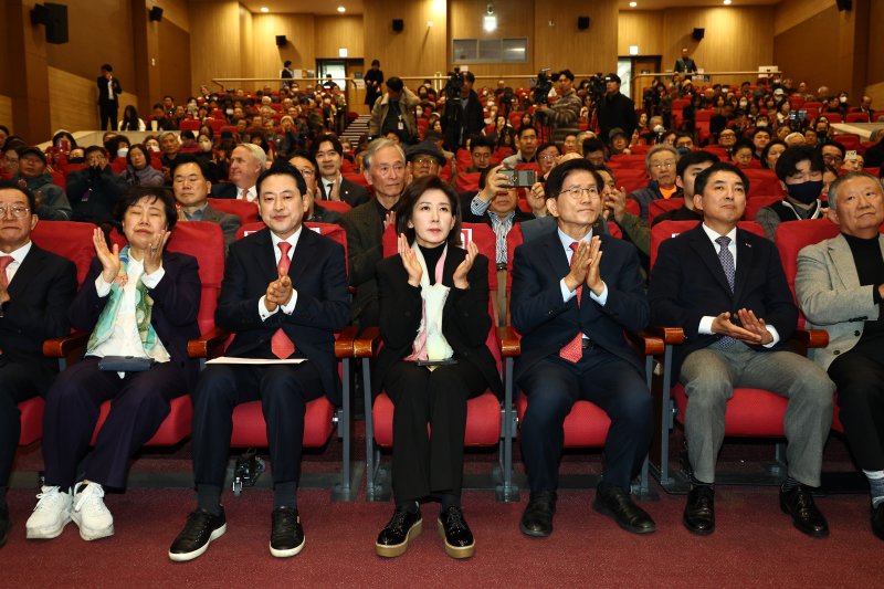 [서울=뉴시스] 김명년 기자 = 장동혁(왼쪽 두번째) 국민의힘 대표가 26일 오전 서울 여의도 국회 의원회관에서 열린 '1905-1945 독립외교 40년 이승만의 외로운 투쟁' 시사회에서 박수치고 있다. 2025.11.26. kmn@newsis.com