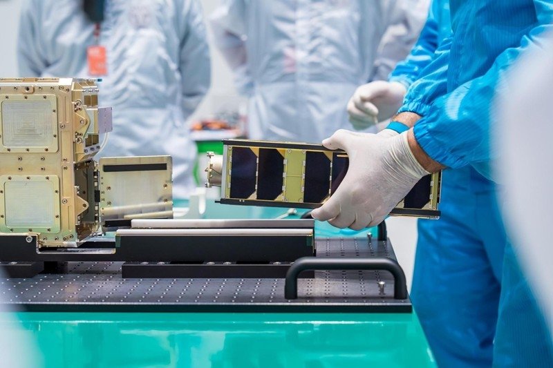 누리호 큐브위성 발사관에 탑재되는 케이-히어로 (출처=연합뉴스)