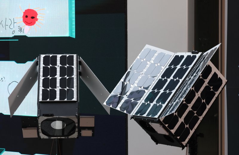 ‘경기기후위성’ 1호기 발사를 하루 앞둔 25일 경기 수원시 영통구 경기신용보증재단 도민쉼터에 마련된 경기기후위성 임시상황실에 '경기기후위성' 모형이 전시되어 있다. 2025.11.26/뉴스1 ⓒ News1 김영운 기자