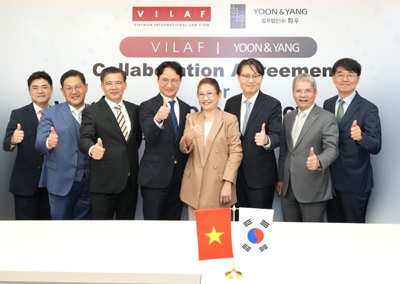 보 하 쥐엔 빌라프 대표변호사(왼쪽 다섯번째)와 김권회 화우 대표변호사(왼쪽 네번째) 등 양사 관계자들이 업무협약을 체결한 뒤 기념촬영을 하고 있다.