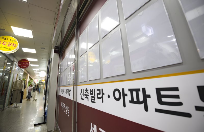 서울 한 중개업소 게시판에 매물 안내문이 텅 비어있다. 뉴시스