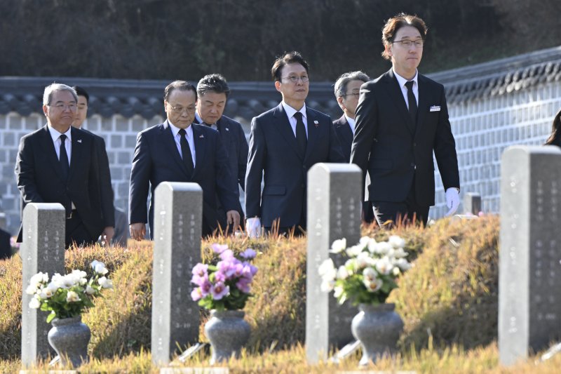 [광주=뉴시스] 박기웅 기자 = 김민석 국무총리가 26일 오후 광주 북구 운정동 국립5·18민주묘지를 찾아 참배하기 위해 이동하고 있다. 김 총리는 이날 민주묘지 참배를 마친 뒤 기아 오토랜드 광주공장을 시찰, 동천동 골목상권과 1913송정역시장 등을 방문한다. 2025.11.26. pboxer@newsis.com