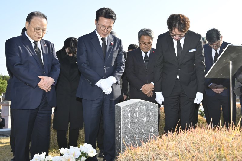 [광주=뉴시스] 박기웅 기자 = 김민석 국무총리가 26일 오후 광주 북구 운정동 국립5·18민주묘지를 방문해 문재학 열사 묘 앞에서 묵념하고 있다. 이날 참배를 마친 김 총리는 기아 오토랜드 광주공장을 시찰, 동천동 골목상권과 1913송정역시장 등을 방문한다. 2025.11.26. pboxer@newsis.com