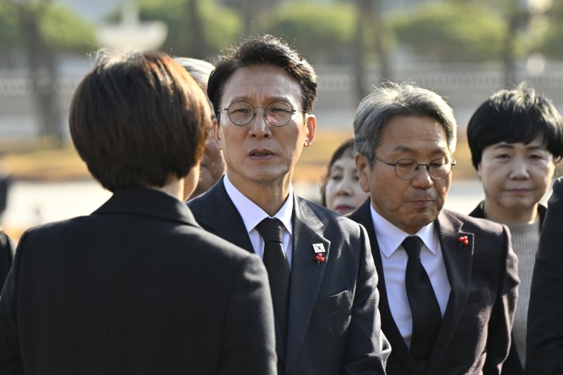 [광주=뉴시스] 박기웅 기자 = 김민석 국무총리가 26일 오후 광주 북구 운정동 국립5·18민주묘지를 방문, 해설사로부터 희생자들의 사연을 듣고 안타까운 표정을 짓고 있다. 참배를 마친 김 총리는 기아 오토랜드 광주공장을 시찰, 동천동 골목상권과 1913송정역시장 등을 방문한다. 2025.11.26. pboxer@newsis.com