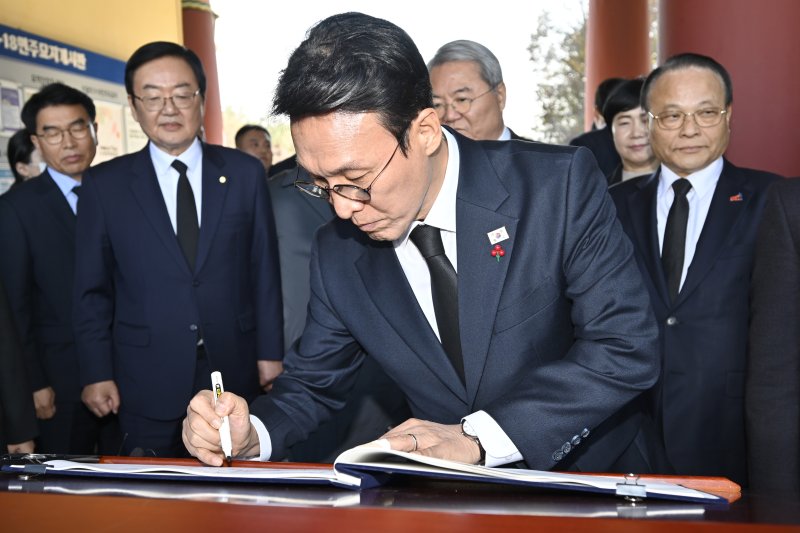 [광주=뉴시스] 박기웅 기자 = 김민석 국무총리가 26일 오후 광주 북구 운정동 국립5·18민주묘지를 방문해 방명록을 작성하고 있다. 김 총리는 방명록에 '광주의 빛을 이어 국민의 삶과 주권을 꽃 피우겠습니다.'라고 적었다. 참배를 마친 김 총리는 기아 오토랜드 광주공장을 시찰, 동천동 골목상권과 1913송정역시장 등을 방문한다. 2025.11.26. pboxer@newsis.com