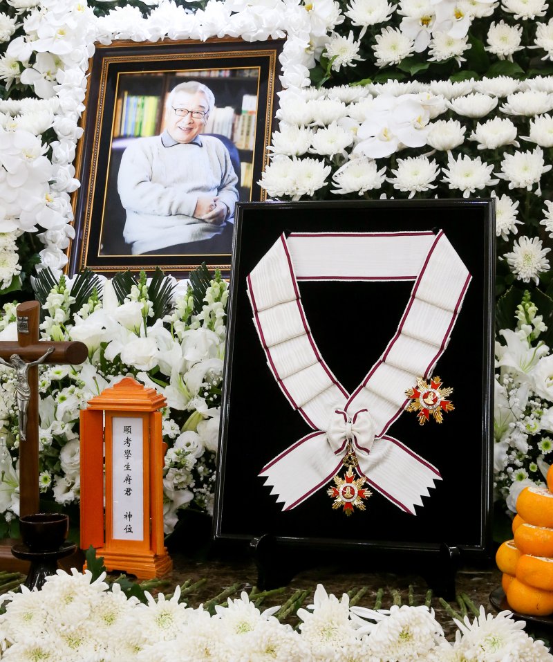 故 이순재 빈소 찾은 서효림 하늘에서 시어머니 김수미와 만나시길