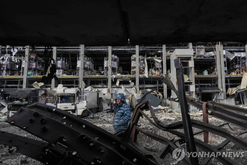 러시아의 드론 공습으로 파괴된 키이우 시내를 걷는 우크라이나인 (출처=연합뉴스)