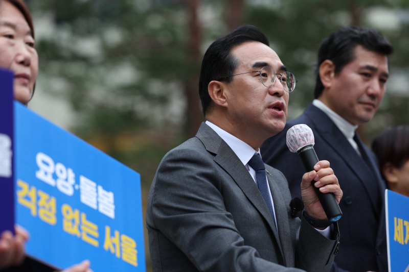 박홍근 더불어민주당 의원이 26일 서울 중구 서울시청 앞에서 내년 6월 3일 치러지는 서울시장 선거 출마 선언을 하고 있다. 뉴시스