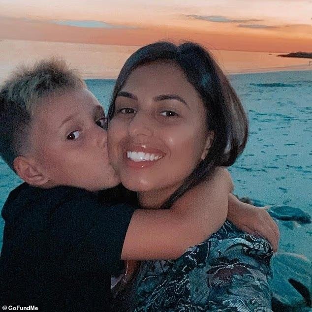 브루나 카롤리네 페레이라와 마이클 레빗 주니어 모자 (출처=연합뉴스)