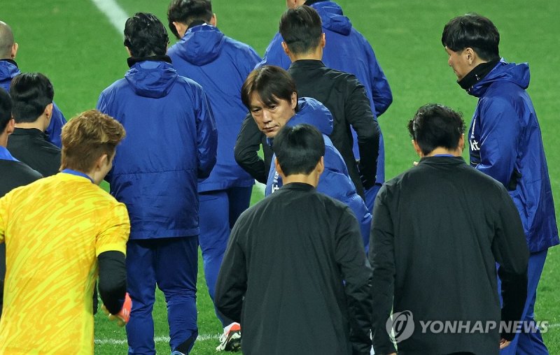 훈련 지시하는 홍명보 감독 (출처=연합뉴스)