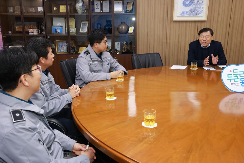 울산 동구는 26일 구청장실에서 김종훈 동구청장과 허규 울산경찰청 기동순찰대장 등이 참석한 가운데 간담회를 열고 연말연시 주민 안전을 위한 치안 강화 방안을 모색했다. 울산 동구 제공