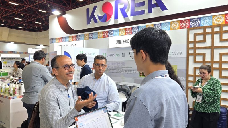 [세종=뉴시스] 한국농어촌공사는 지난 18일부터 21일까지 '2025 튀르키예 안탈리아 농업박람회'에서 농기자재 기업 20개사와 한국관을 운영, 총 226만 달러 규모의 수출 업무협약을 체결했다고 밝혔다. (사진=농어촌공사 제공) 2025.11.26. photo@newsis.com *재판매 및 DB 금지