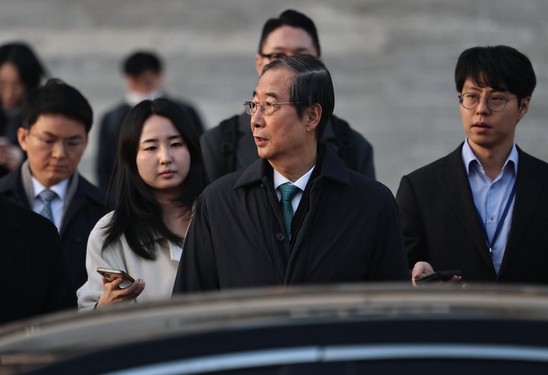 한덕수 전 국무총리가 26일 서울 서초동 서울중앙지법에서 열린 결심공판을 마치고 법원을 나서고 있다. ⓒ News1 김민지 기자