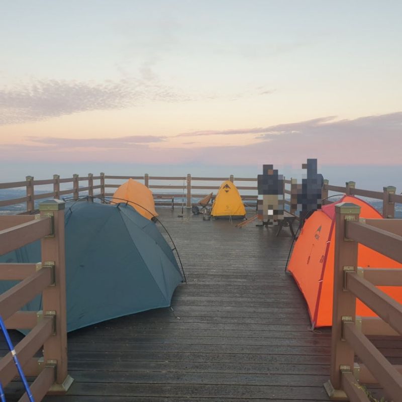 "오름 정상서 밤새 술 마시고, 고기 구워 먹어"... 민폐 캠핑족 논란