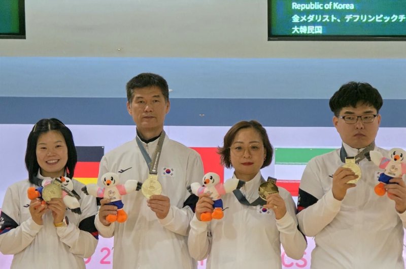 25일 일본 도쿄 히가시야마토 그랜드볼에서 열린 볼링 혼성 4인조 단체전에서 금메달을 획득한 박선옥, 최홍창, 안형숙, 박지홍(왼쪽부터). (한국농아인스포츠연맹 제공)