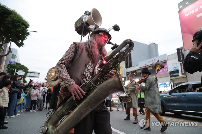 지난 5월 춘천세계인형극제 개막 퍼레이드 (출처=연합뉴스)