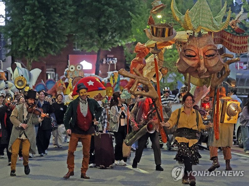 지난 5월 춘천세계인형극제 '퍼펫 카니발' 퍼레이드 (출처=연합뉴스)