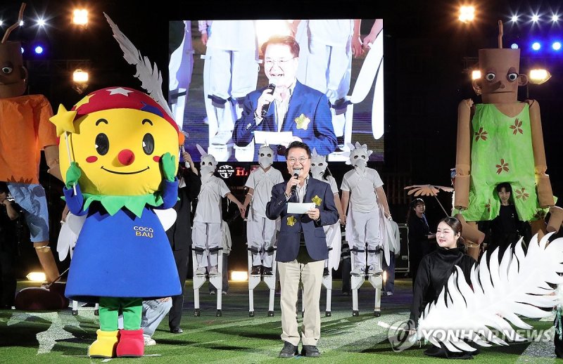 육동한 춘천시장, 지난 5월 춘천세계인형극제 개막인사 (출처=연합뉴스)