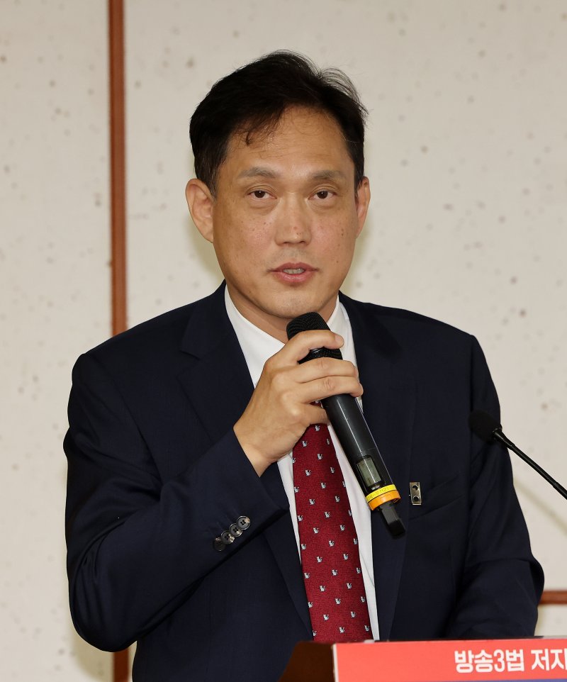 [서울=뉴시스] 김명년 기자 = 김태규 전 방송통신위원회 부위원장이 30일 오전 서울 여의도 국회 의원회관에서 열린 '민노총 방송장악법, 반드시 막아야 합니다 이재명 정부의 방송3법 위헌성 긴급진단' 토론회에서 발제하고 있다. 2025.07.30. kmn@newsis.com