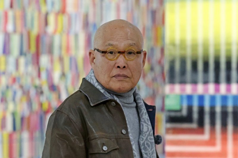 [과천=뉴시스] 박진희 기자 = 한국 현대 도예의 선구자 신상호 작가가 26일 경기 국립현대미술관 과천에서 회고전 '신상호: 무한변주' 언론공개회를 갖고 60여 년간의 흙으로 보여준 작가의 조각적·회화적 창작 여정을 조명하고 있다. 2025.11.26. pak7130@newsis.com