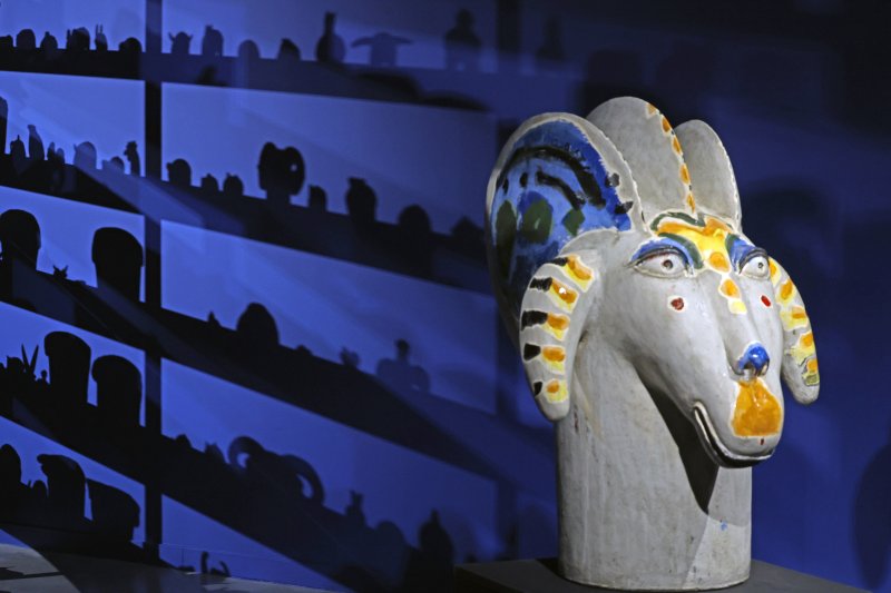 [과천=뉴시스] 박진희 기자 = 국립현대미술관은 한국 현대 도예의 선구자 신상호 작가의 회고전 '신상호: 무한변주' 언론공개회를 26일 경기 국립현대미술관 과천에서 갖고 60여 년간의 흙으로 보여준 작가의 조각적·회화적 창작 여정을 조명하고 있다. 2025.11.26. pak7130@newsis.com