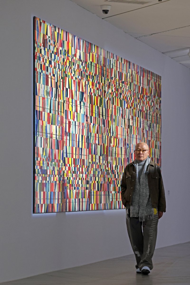 [과천=뉴시스] 박진희 기자 = 한국 현대 도예의 선구자 신상호 작가가 26일 경기 국립현대미술관 과천에서 회고전 '신상호: 무한변주' 언론공개회를 갖고 60여 년간의 흙으로 보여준 작가의 조각적·회화적 창작 여정을 조명하고 있다. 2025.11.26. pak7130@newsis.com