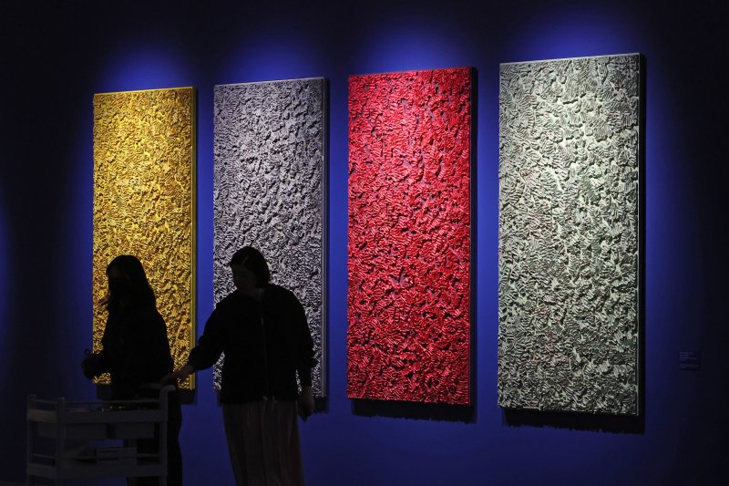 [과천=뉴시스] 박진희 기자 = 국립현대미술관은 한국 현대 도예의 선구자 신상호 작가의 회고전 '신상호: 무한변주' 언론공개회를 26일 경기 국립현대미술관 과천에서 갖고 60여 년간의 흙으로 보여준 작가의 조각적·회화적 창작 여정을 조명하고 있다. 2025.11.26. pak7130@newsis.com