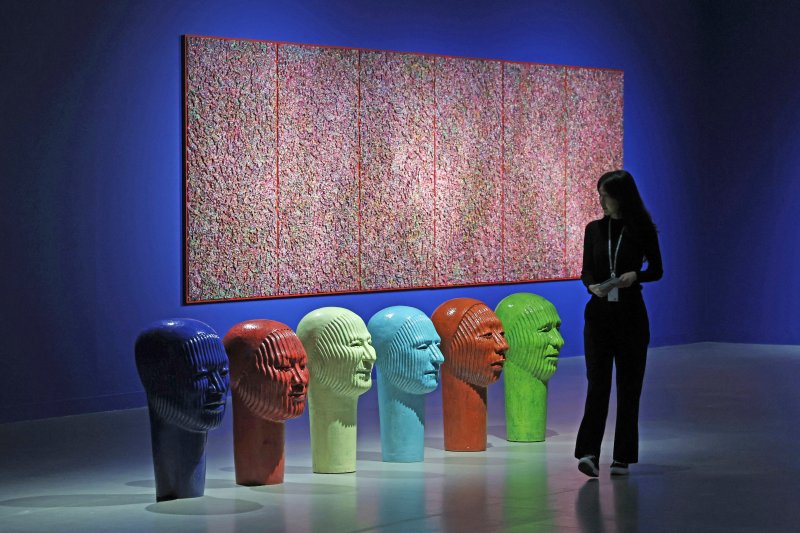 [과천=뉴시스] 박진희 기자 = 국립현대미술관은 한국 현대 도예의 선구자 신상호 작가의 회고전 '신상호: 무한변주' 언론공개회를 26일 경기 국립현대미술관 과천에서 갖고 60여 년간의 흙으로 보여준 작가의 조각적·회화적 창작 여정을 조명하고 있다. 2025.11.26. pak7130@newsis.com