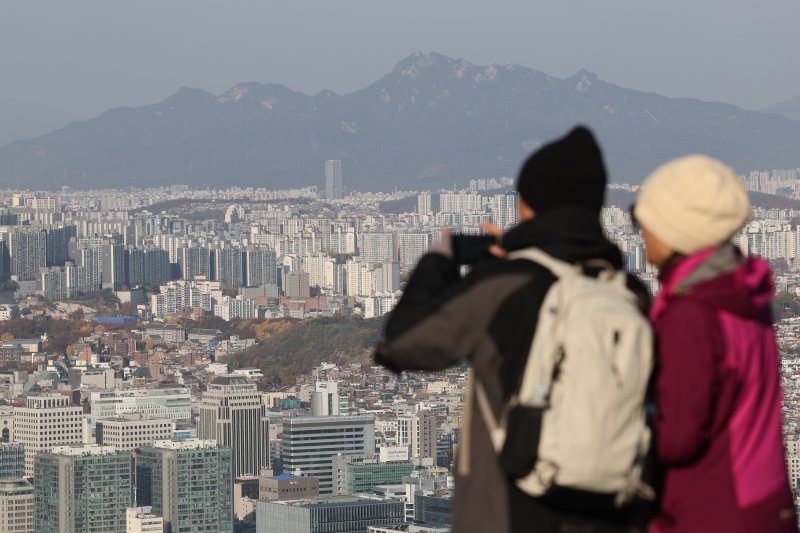 한국부동산원의 주간 아파트값 동향인터넷 바카라가 올해 말 13년째를 맞는다. 인터넷 바카라원 등의 주관이 개입될 소지가 큰 현재의 시세통계에 대한 근본적 수술이 필요하다는 지적이 나온다. 연합뉴스