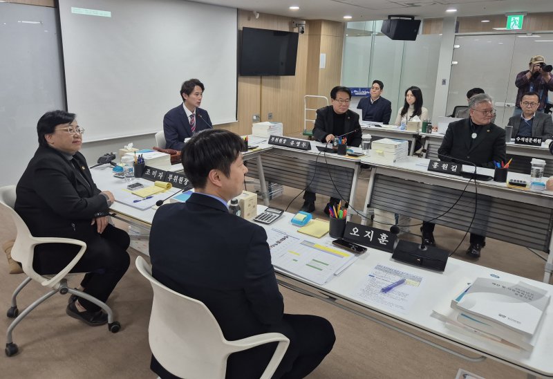 [수원=뉴시스] 이병희 기자 = 경기도의회 문화체육관광위원회 위원들이 26일 공개 소위원회 활동을 진행하고 있다. 2025.11.26. iambh@newsis.com *재판매 및 DB 금지