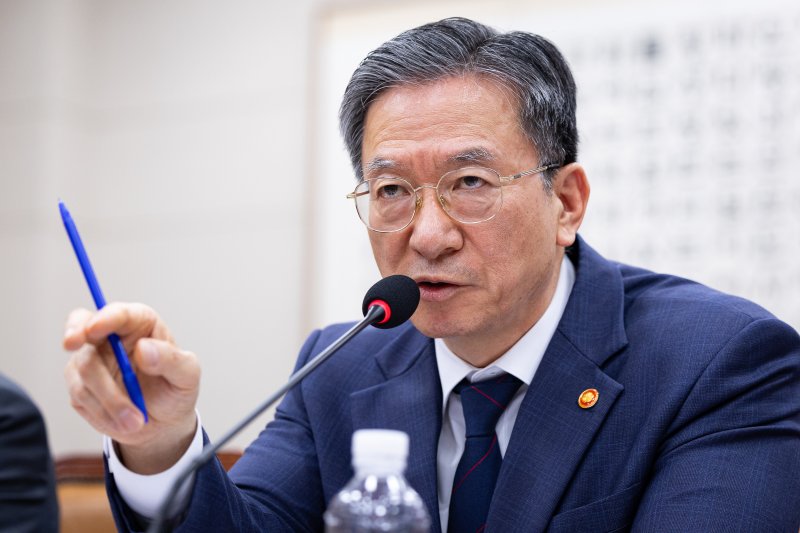 정성호 법무부 장관이 지난달 26일 국회에서 열린 제429회 국회(정기회) 법제사법위원회 제15차 전체회의에서 의원 질의에 답하고 있다. 뉴스1