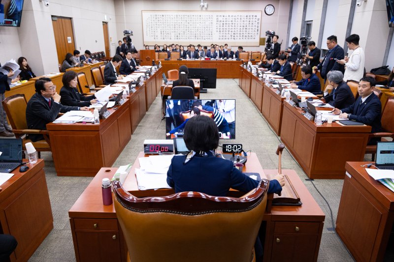 추미애 국회 법제사법위원장이 26일 서울 여의도 국회에서 열린 제429회 국회(정기회) 법제사법위원회 제15차 전체회의에서 의사봉을 두드리고 있다. 2025.11.26/뉴스1 ⓒ News1 유승관 기자