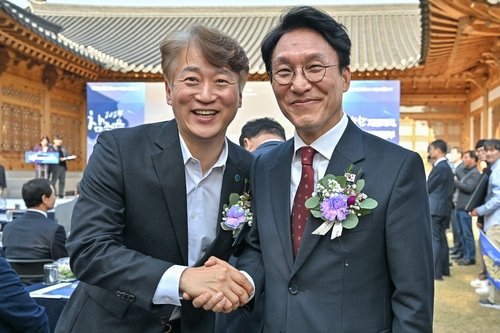 김민석 국무총리(오른쪽)와 김이강 광주 서구청장 (출처=연합뉴스)
