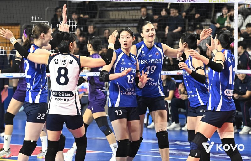 득점 후 기뻐하는 IBK기업은행 선수들 (출처=연합뉴스)