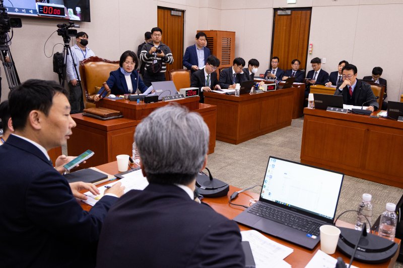 추미애 국회 법제사법위원장이 26일 서울 여의도 국회에서 열린 제429회 국회(정기회) 법제사법위원회 제15차 전체회의에서 의사봉을 두드리고 있다. 2025.11.26/뉴스1 ⓒ News1 유승관 기자