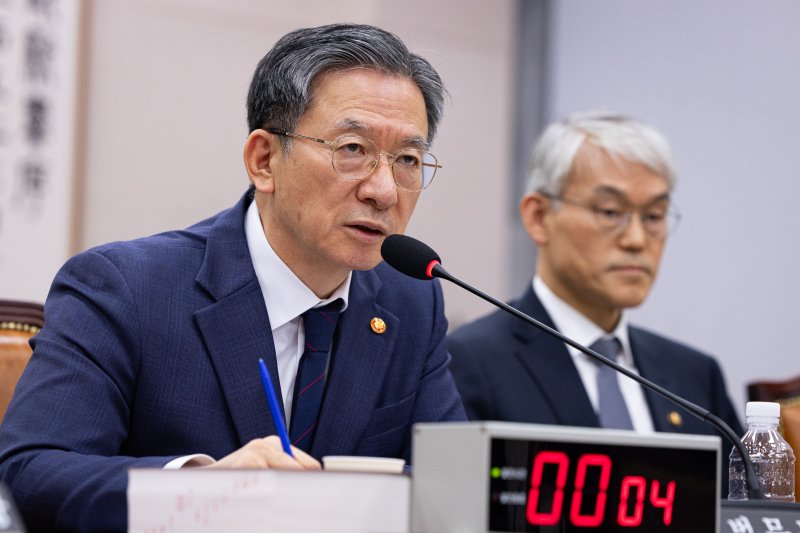 정성호 법무부 장관이 26일 서울 여의도 국회에서 열린 제429회 국회(정기회) 법제사법위원회 제15차 전체회의에서 의원 질의에 답하고 있다. 2025.11.26/뉴스1 ⓒ News1 유승관 기자